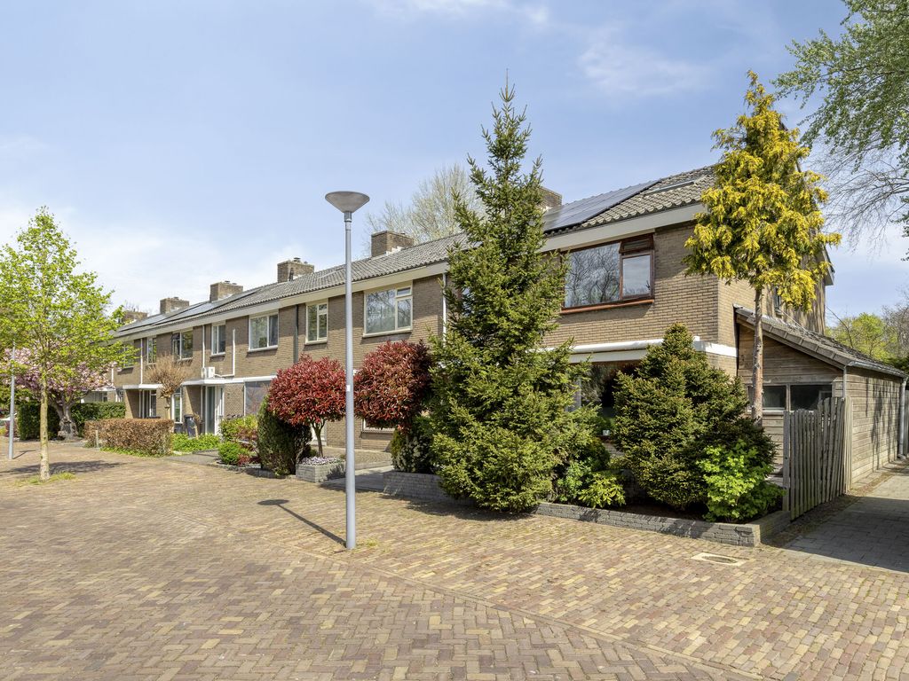 Arubaplein 28, Hoogvliet