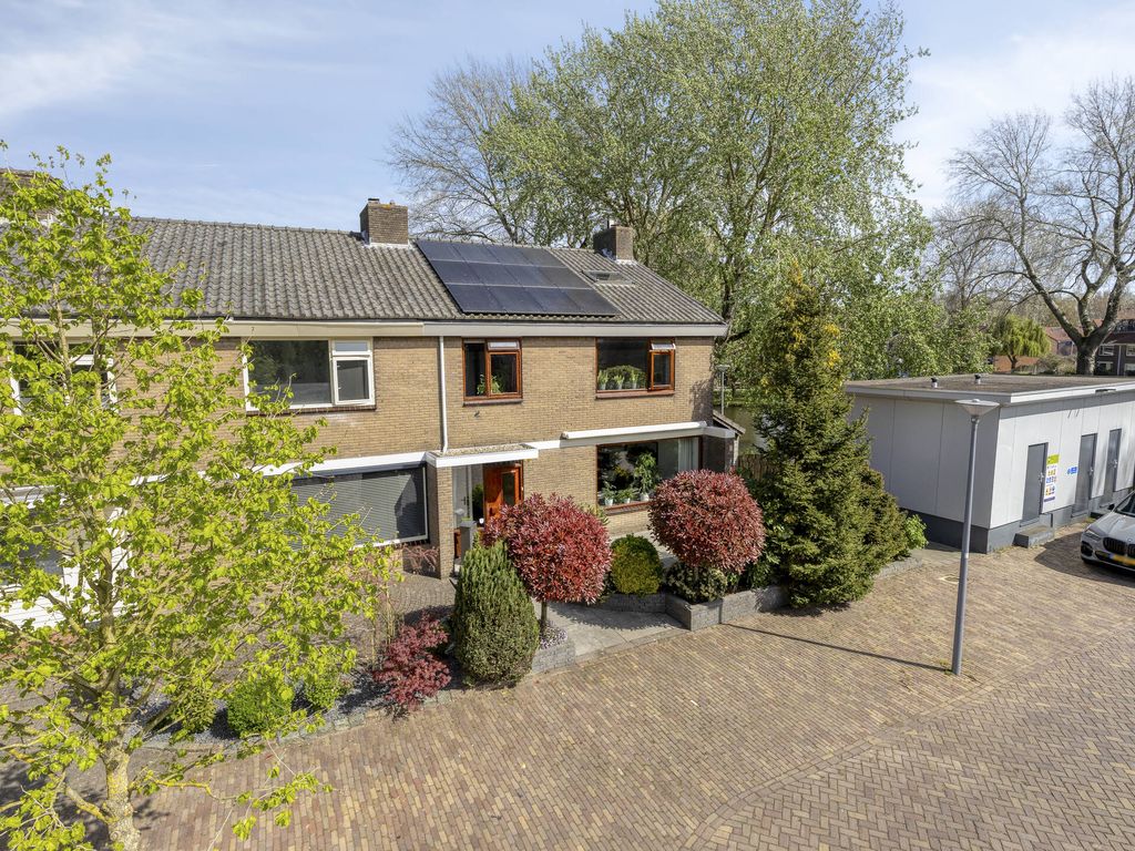Arubaplein 28, Hoogvliet