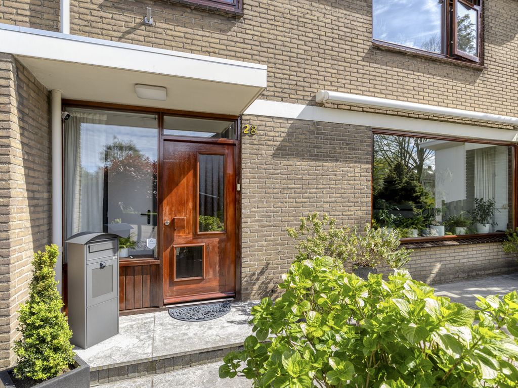 Arubaplein 28, Hoogvliet