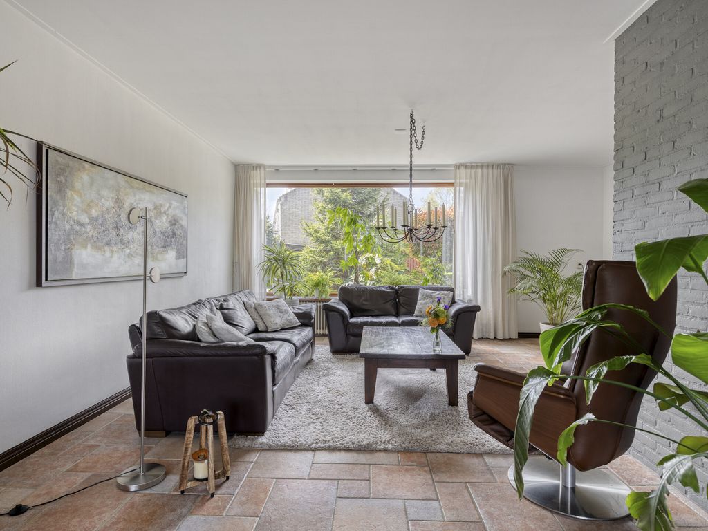 Arubaplein 28, Hoogvliet