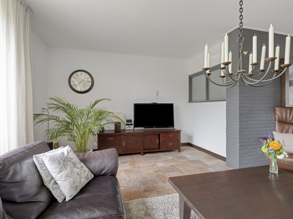 Arubaplein 28, Hoogvliet
