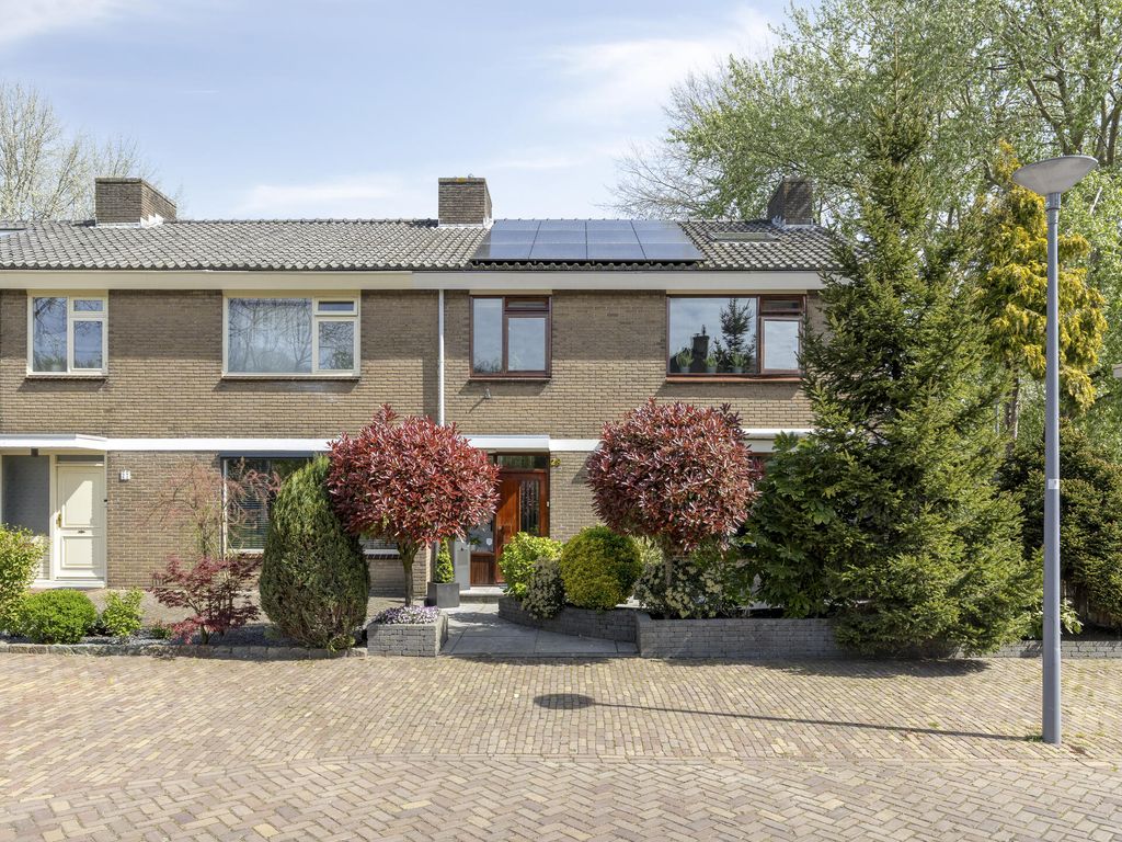 Arubaplein 28, Hoogvliet