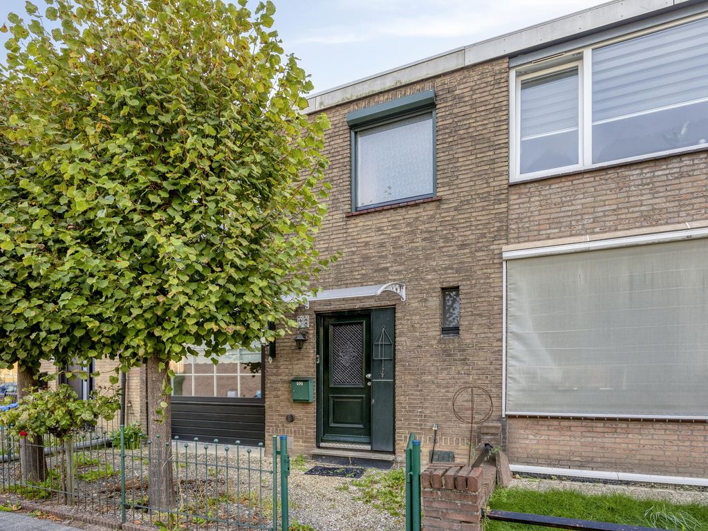 Van Zyll de Jongstraat 92, Pernis