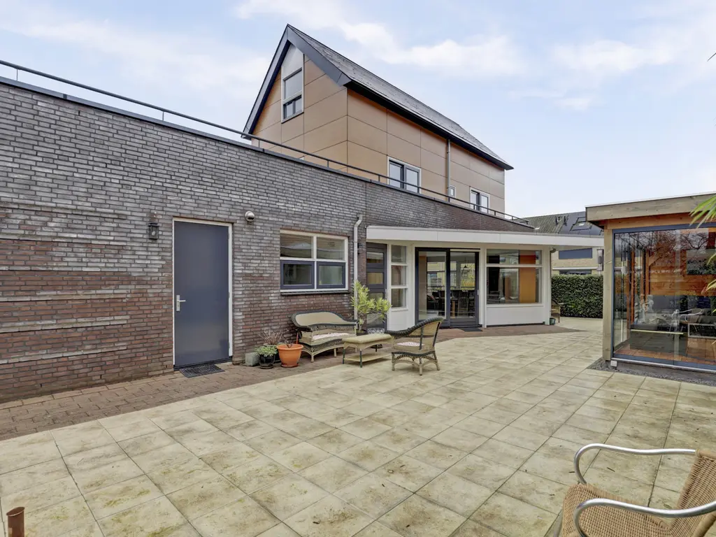 Zwanebloem 4, HENDRIK-IDO-AMBACHT