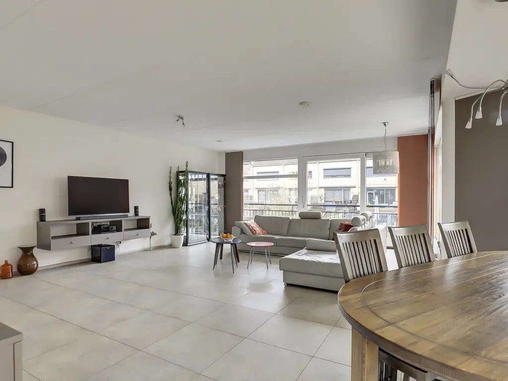 Zwanebloem 4, HENDRIK-IDO-AMBACHT