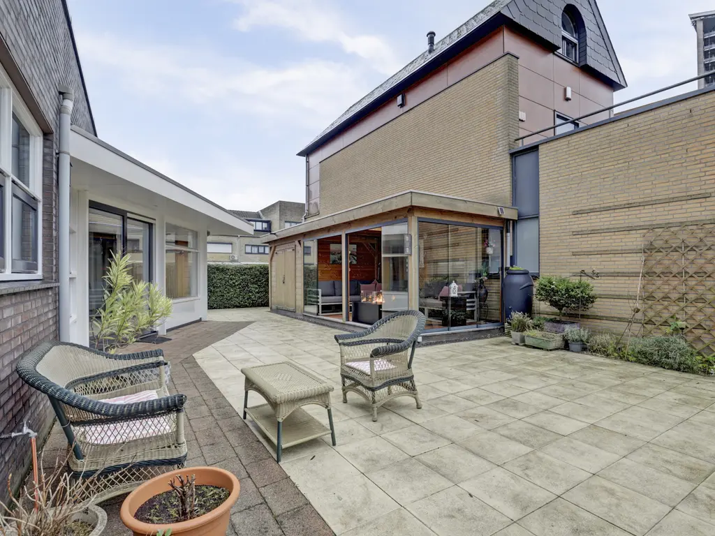 Zwanebloem 4, HENDRIK-IDO-AMBACHT