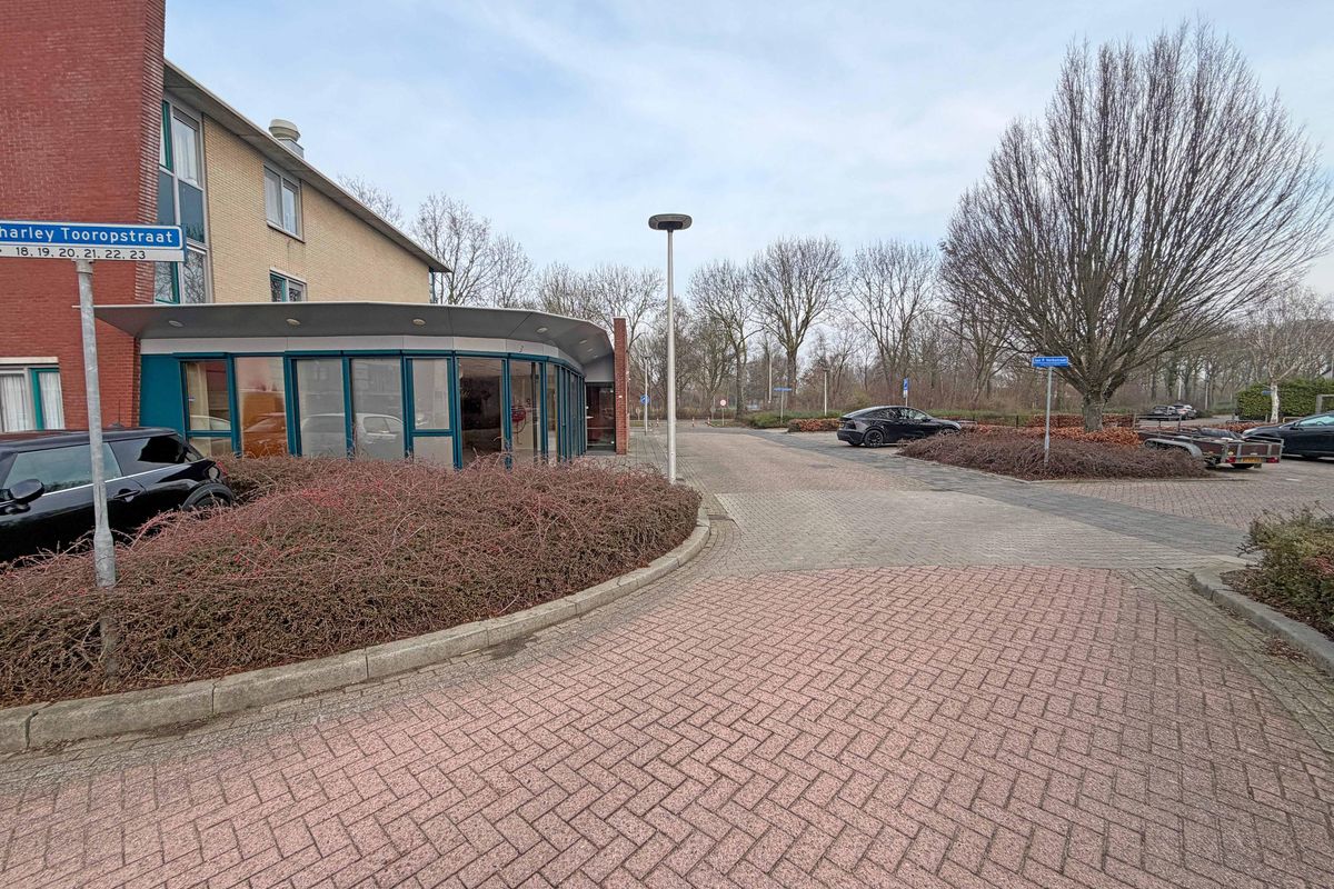 Charley Tooropstraat 24, HENDRIK-IDO-AMBACHT