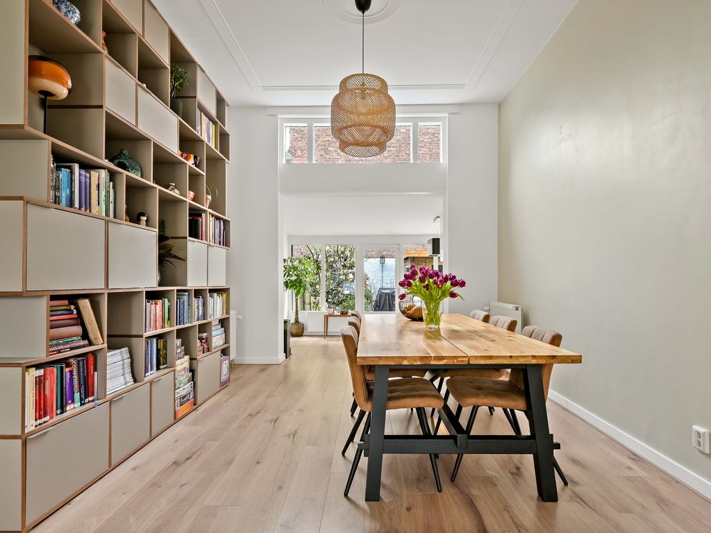 Aarnout Drostlaan 1, Den Haag