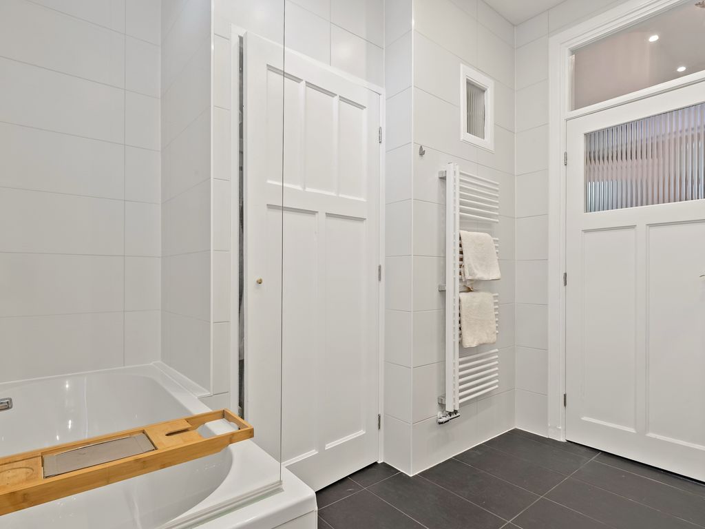 Aarnout Drostlaan 1, Den Haag