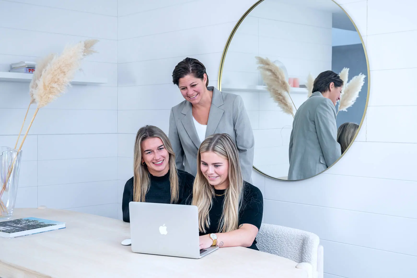 Makelaarsteam bespreekt de woonwensen van een woningzoeker