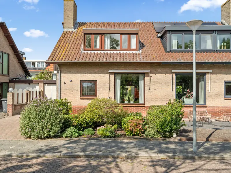 Julianalaan 25, ZEGVELD