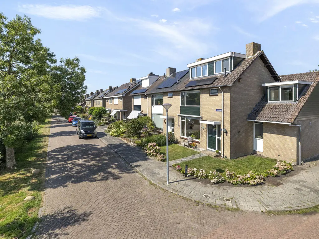 Julianalaan 1, ZEGVELD