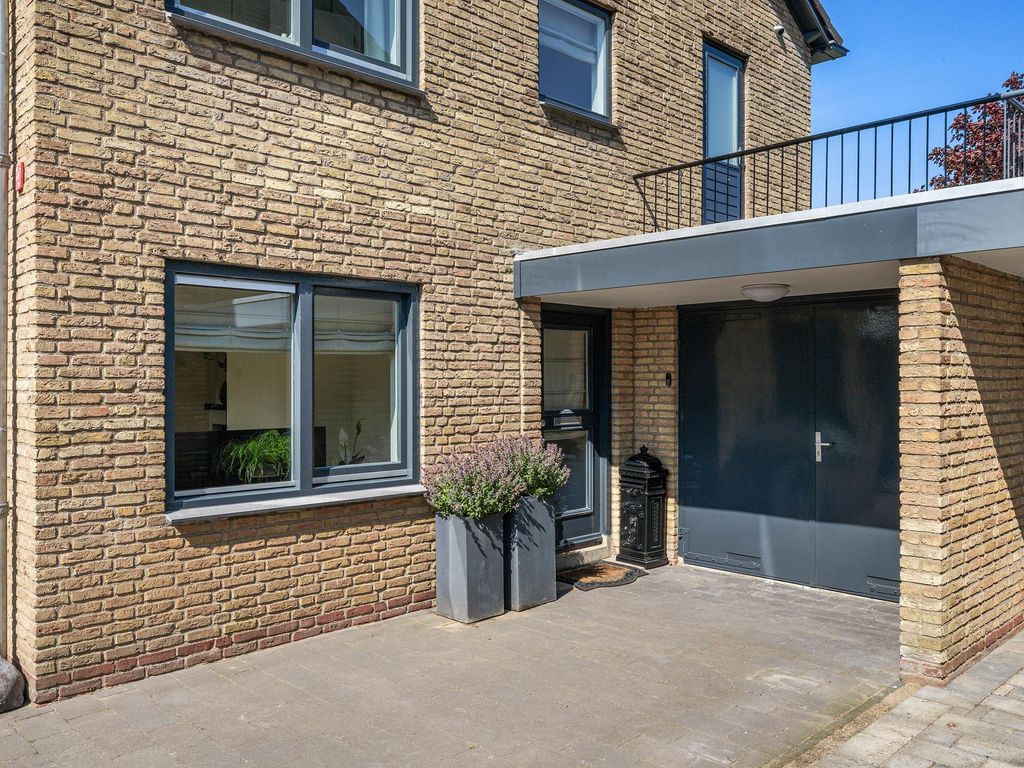 Lijsterbeslaan 10, OOSTVOORNE