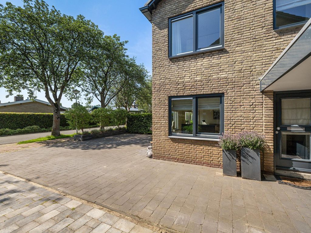 Lijsterbeslaan 10, OOSTVOORNE