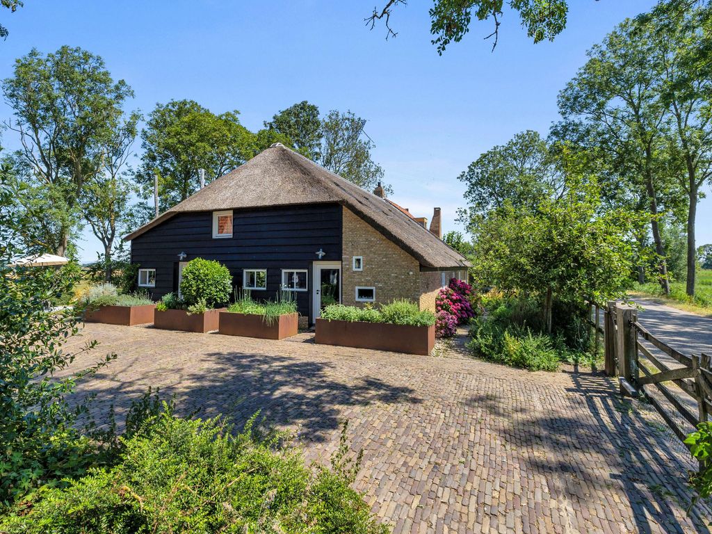 Wouddijk 12, ZWARTEWAAL