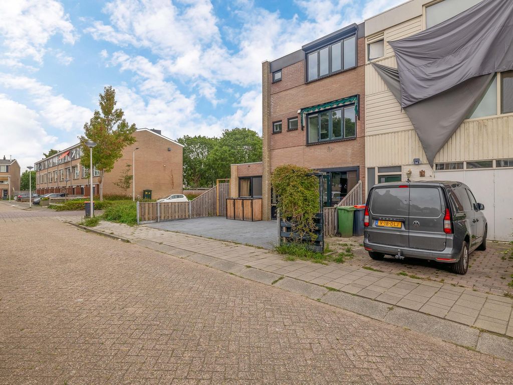 Karveel 1, Brielle