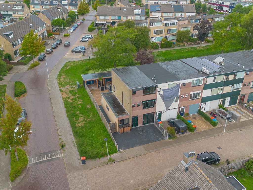 Karveel 1, Brielle