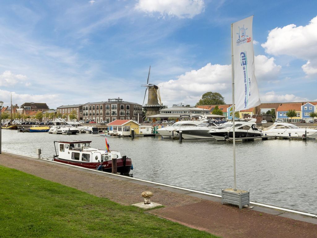 Opzoomerlaan 13, HELLEVOETSLUIS