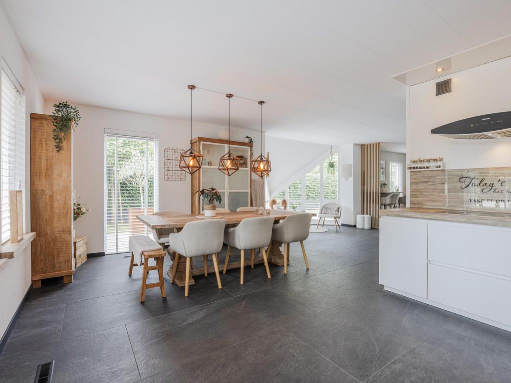 Montanusstraat 10, HELLEVOETSLUIS