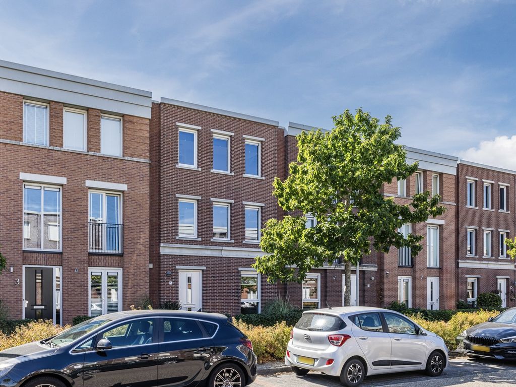 Moeder Teresalaan 5, HELLEVOETSLUIS