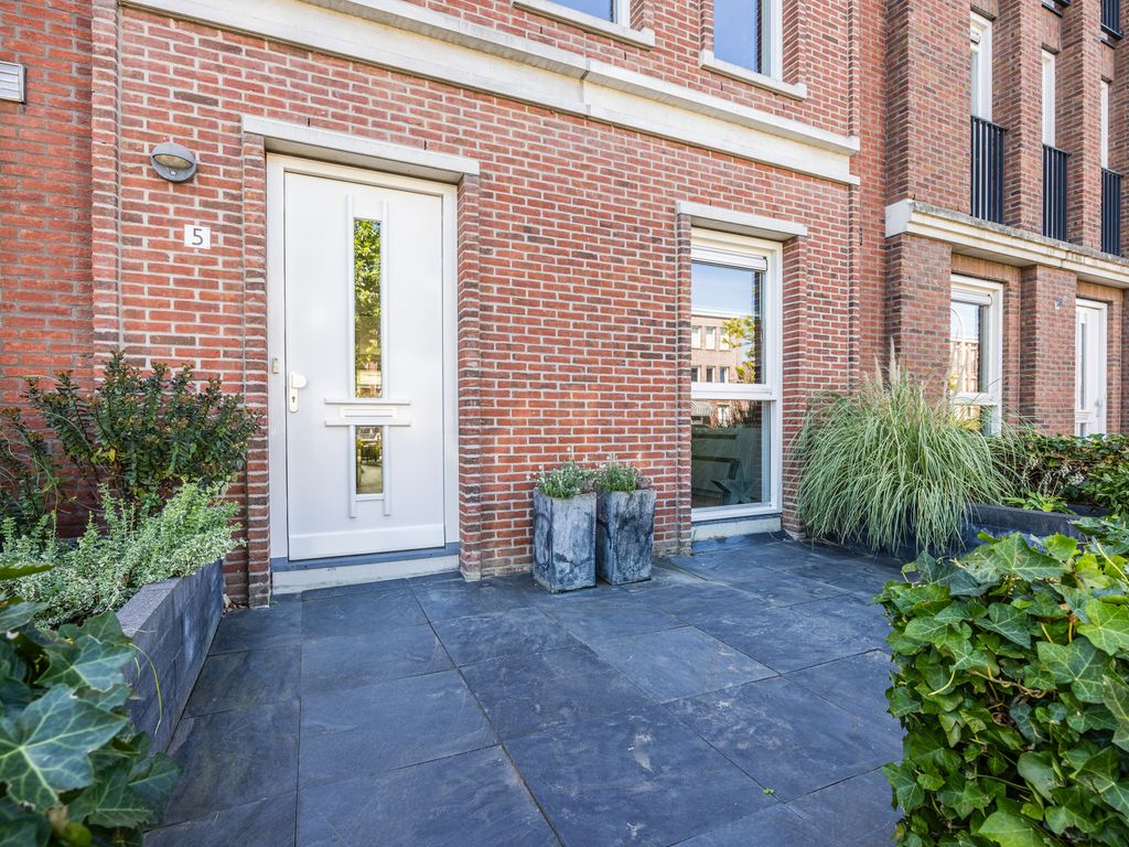 Moeder Teresalaan 5, HELLEVOETSLUIS