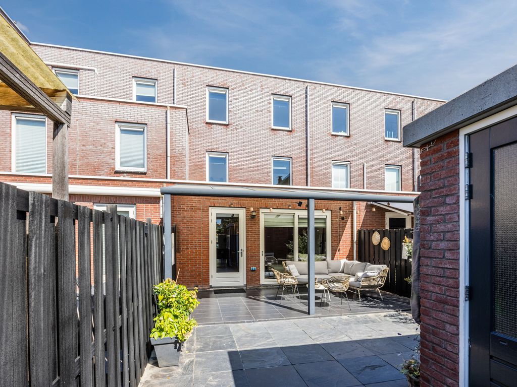 Moeder Teresalaan 5, HELLEVOETSLUIS