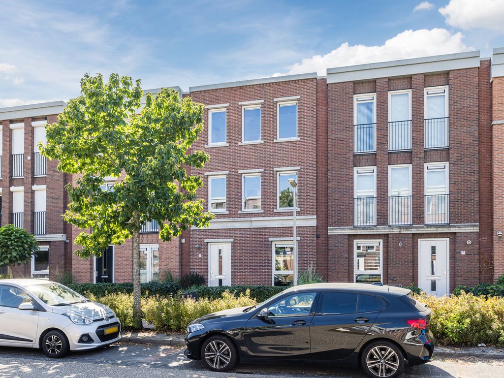 Moeder Teresalaan 5, HELLEVOETSLUIS