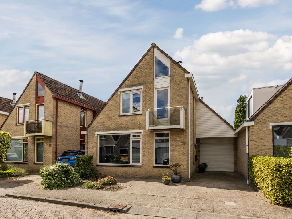 Debussystraat 39, HELLEVOETSLUIS