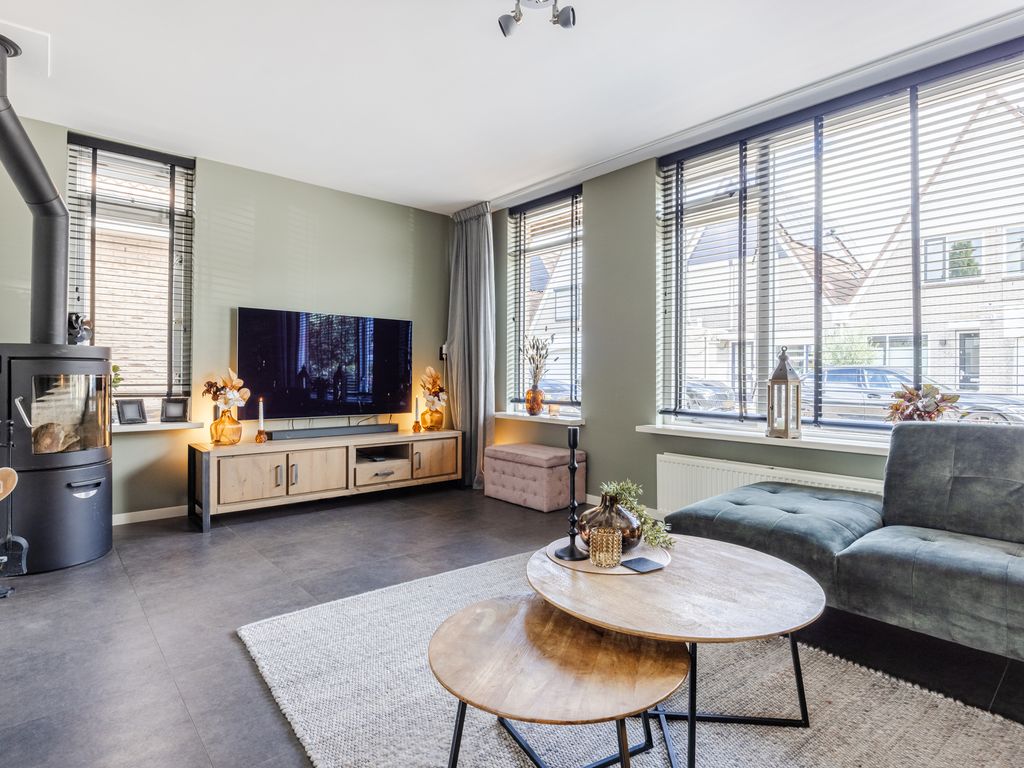 Debussystraat 39, HELLEVOETSLUIS