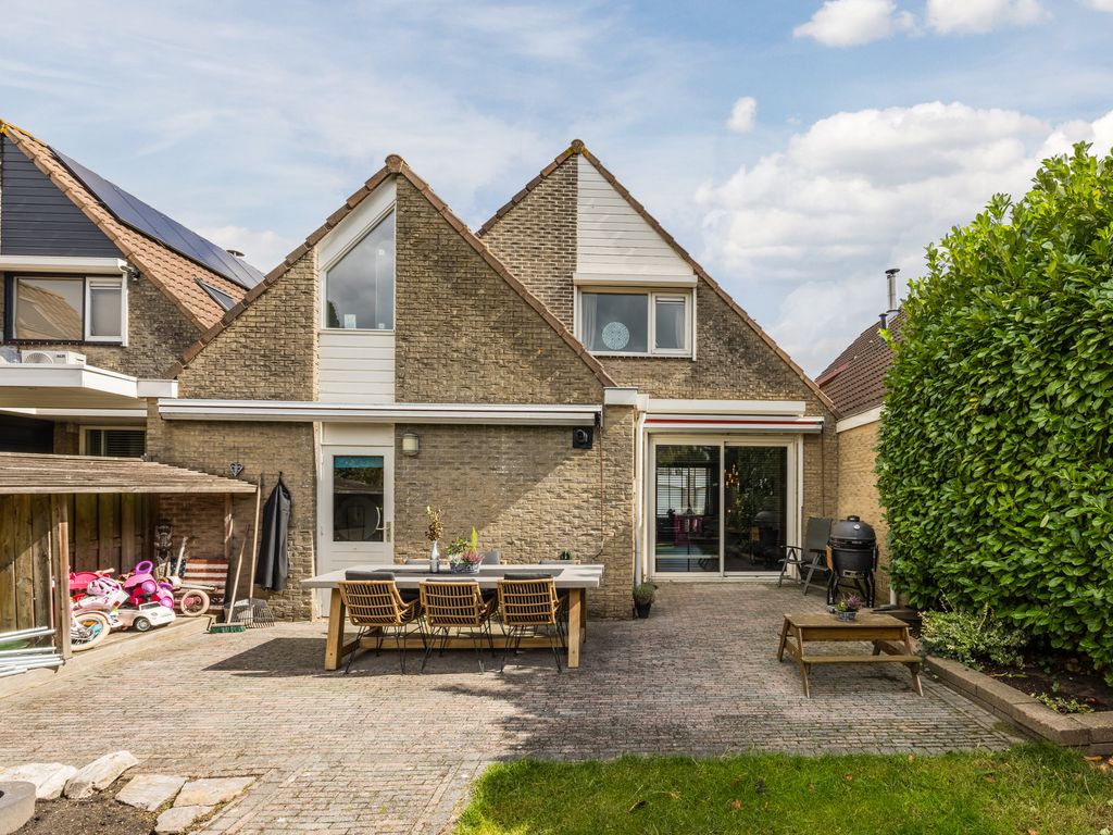 Debussystraat 39, HELLEVOETSLUIS
