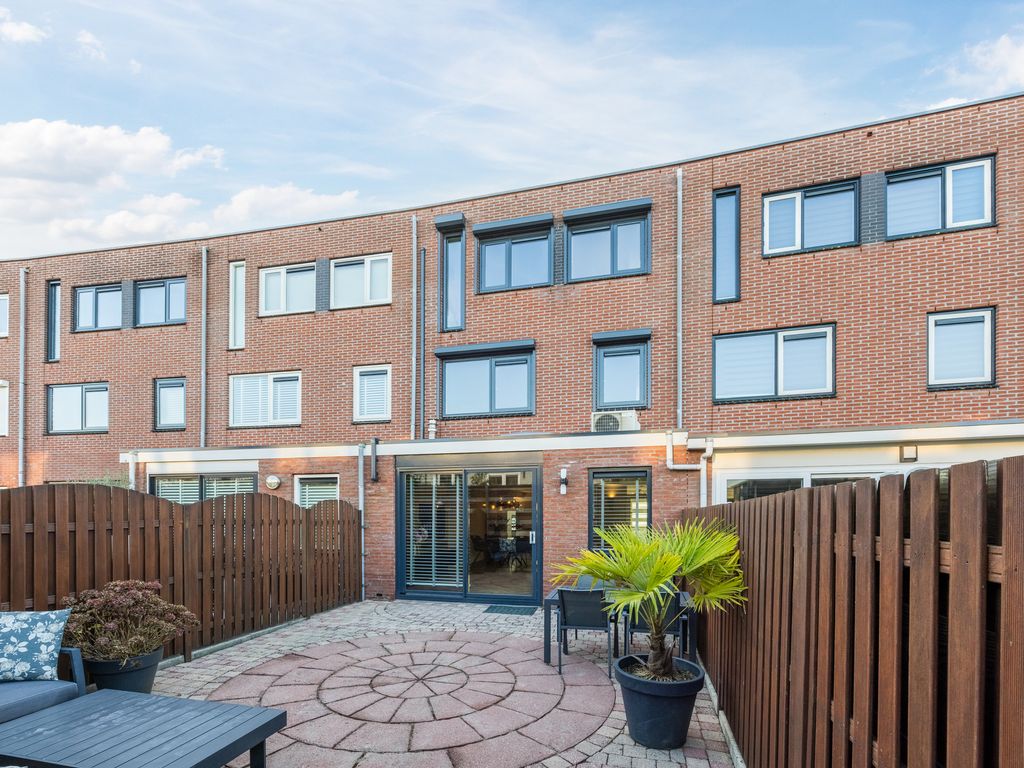 Rondostraat 27, HELLEVOETSLUIS