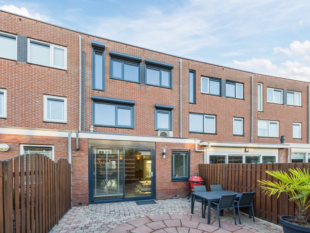 Rondostraat 27, HELLEVOETSLUIS