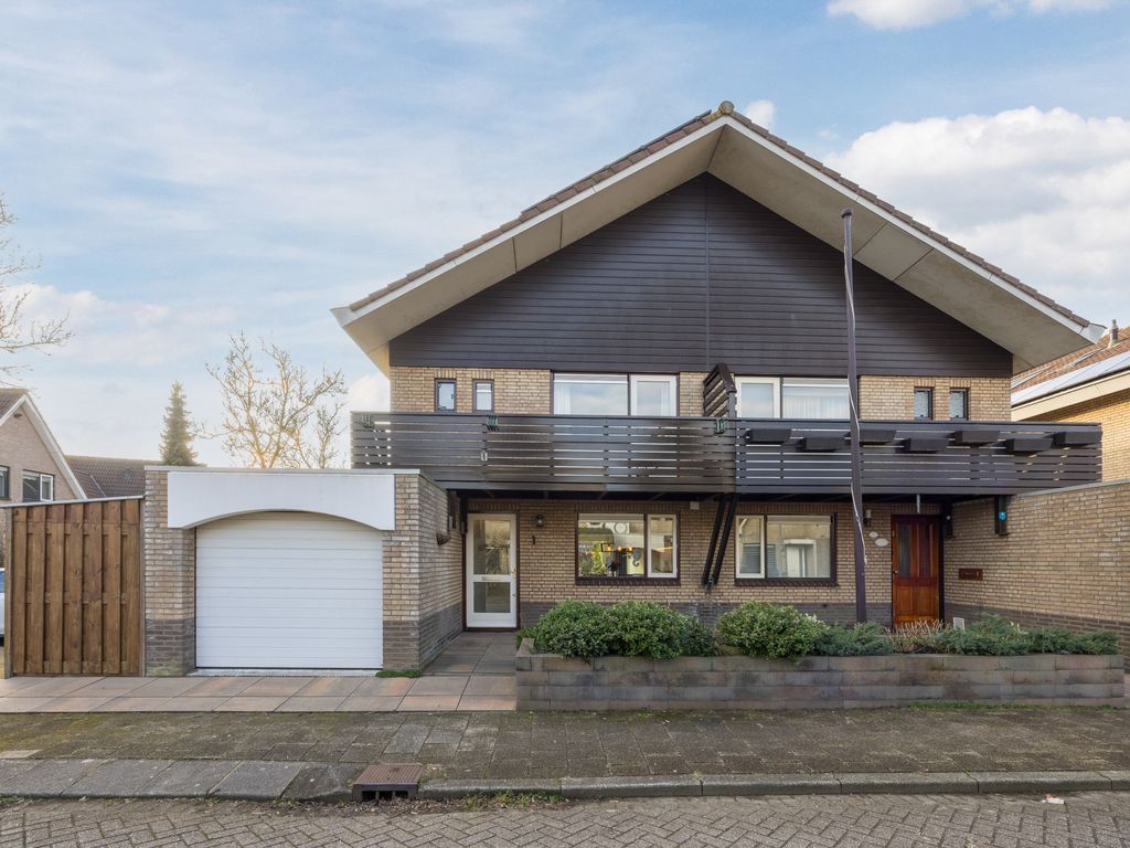 Willem van der Zaanstraat 1, HELLEVOETSLUIS