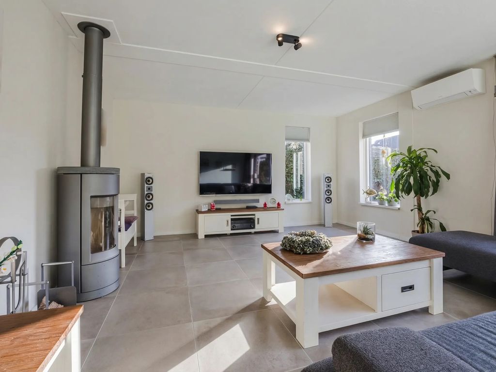 Willem van der Zaanstraat 1, HELLEVOETSLUIS