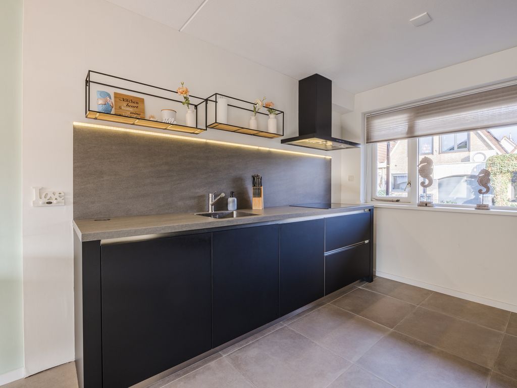 Willem van der Zaanstraat 1, HELLEVOETSLUIS