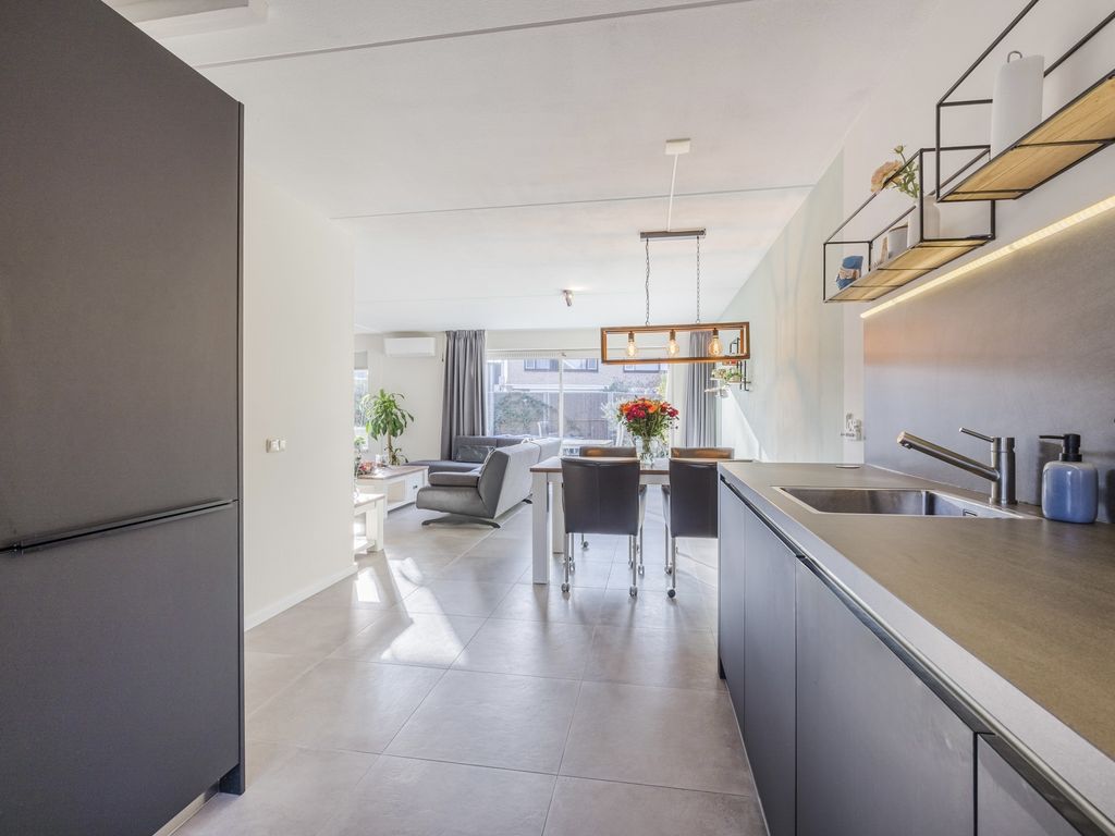 Willem van der Zaanstraat 1, HELLEVOETSLUIS