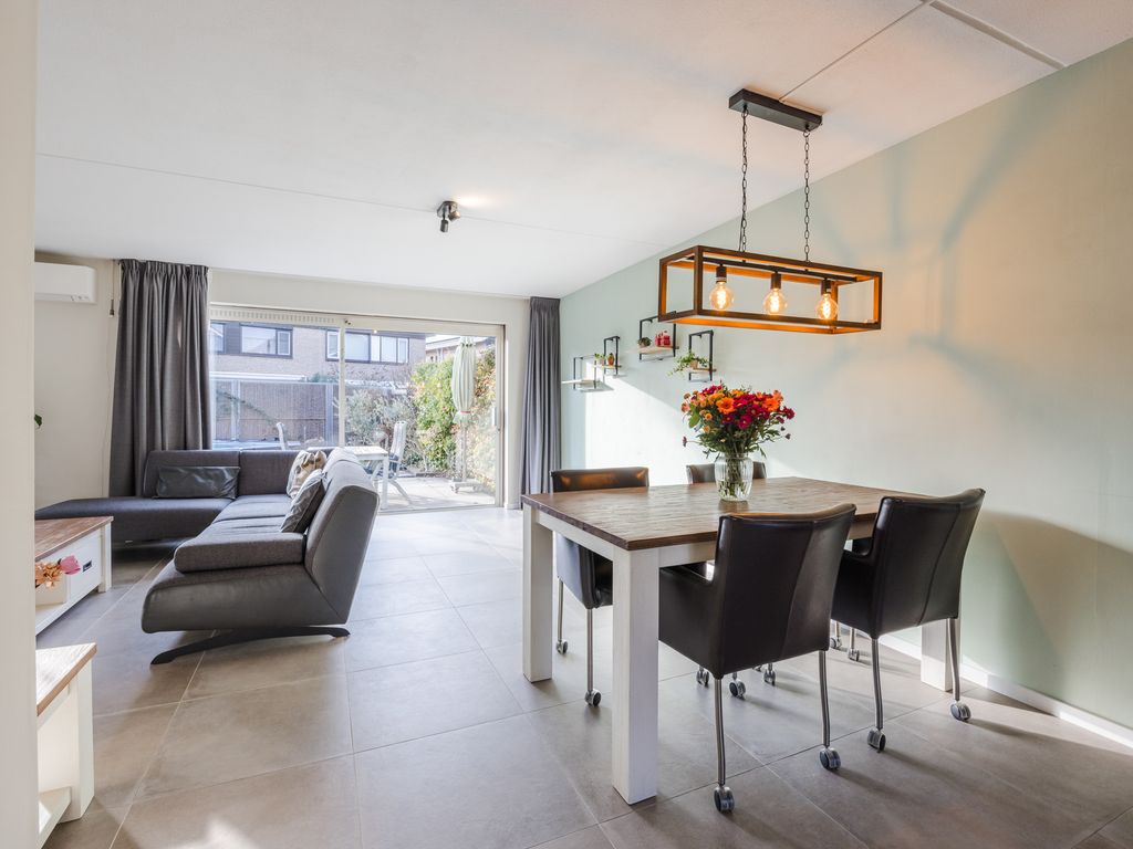 Willem van der Zaanstraat 1, HELLEVOETSLUIS