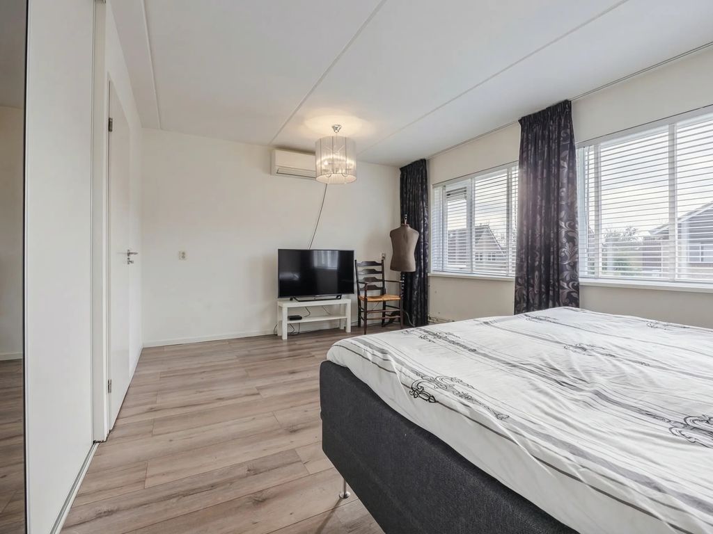 Willem van der Zaanstraat 1, HELLEVOETSLUIS