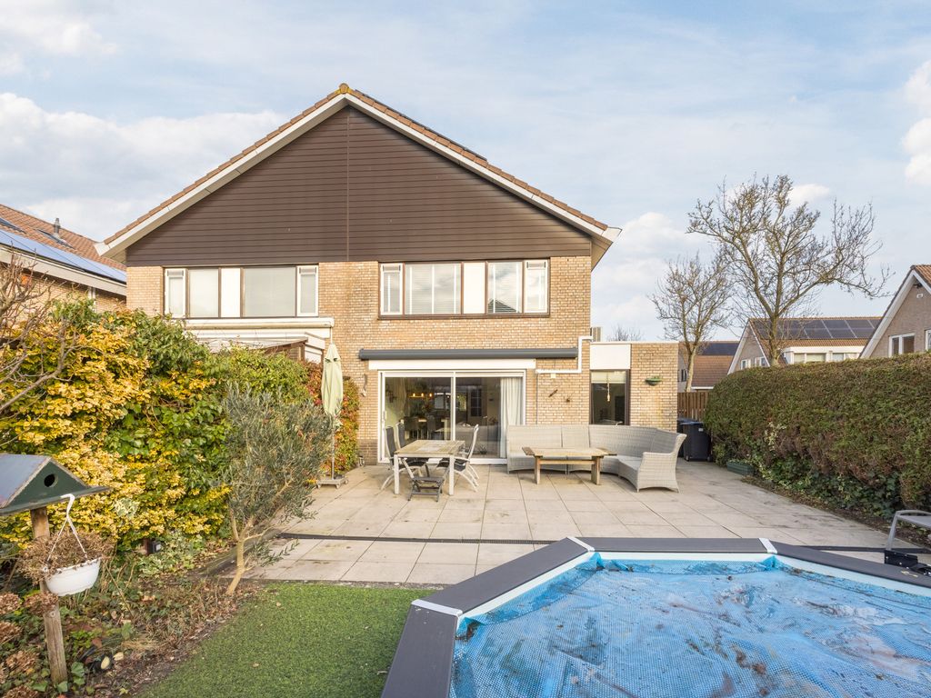 Willem van der Zaanstraat 1, HELLEVOETSLUIS