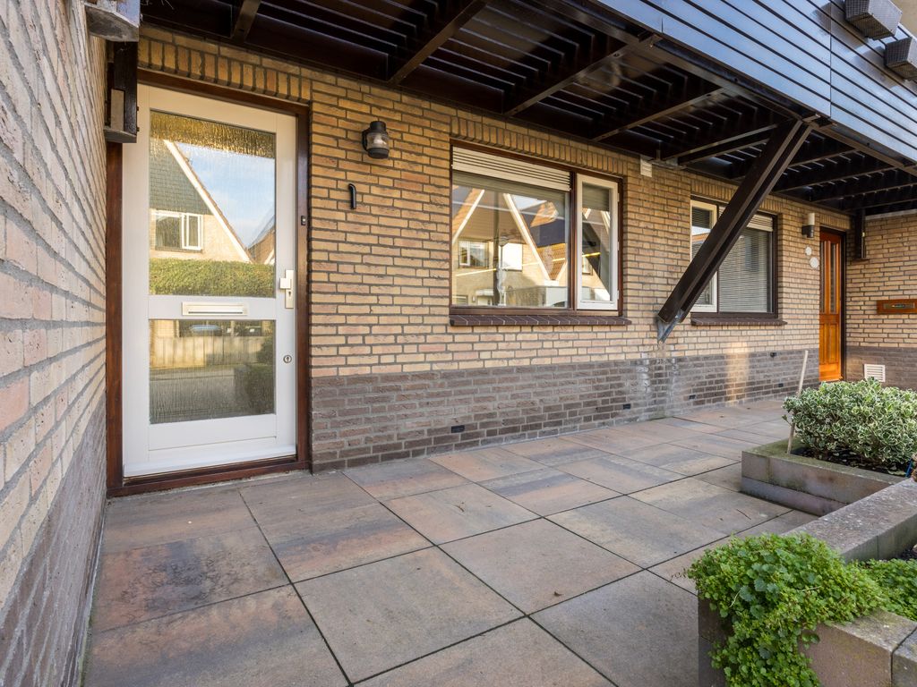 Willem van der Zaanstraat 1, HELLEVOETSLUIS