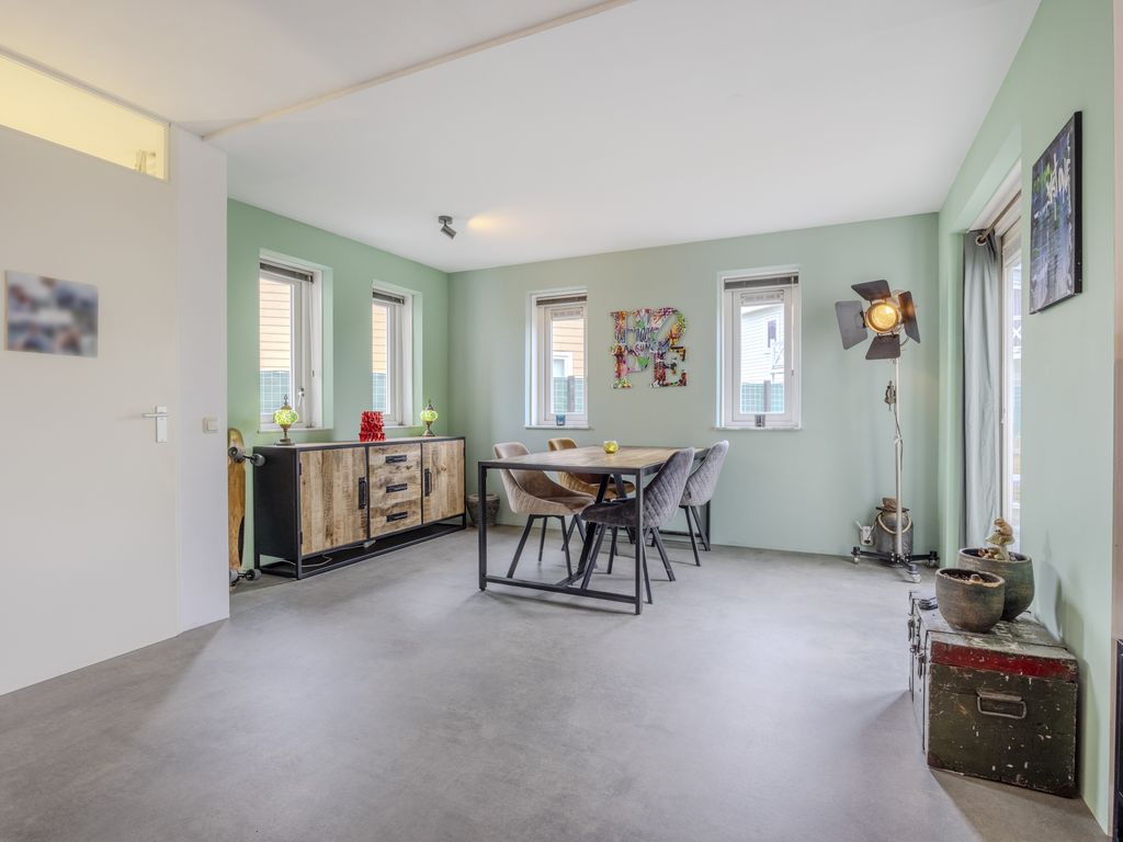 Nieuwe Zeedijk 1K206, HELLEVOETSLUIS