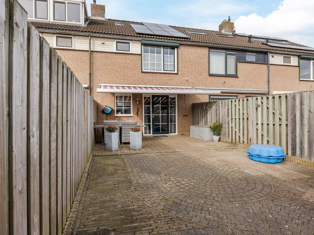 Komeet 23, HELLEVOETSLUIS