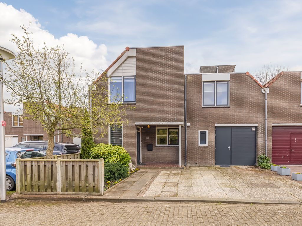 Hazelaar 33, HELLEVOETSLUIS