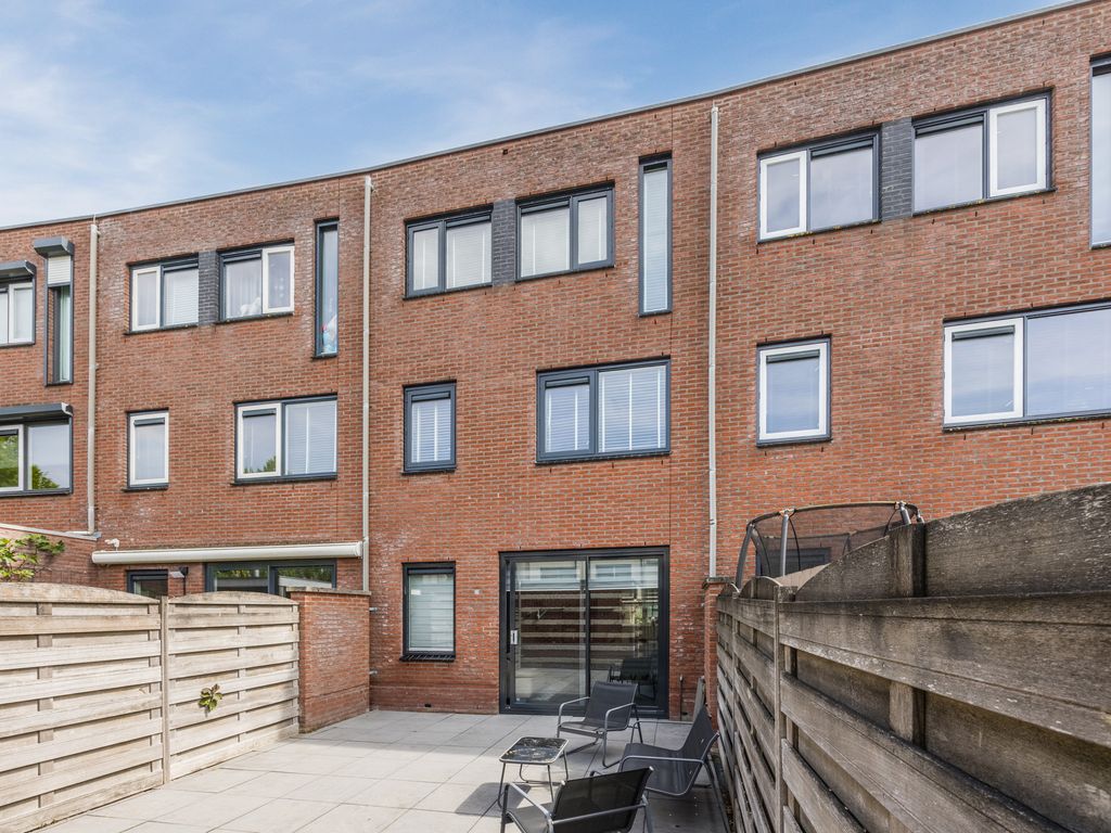 Rondostraat 83, HELLEVOETSLUIS