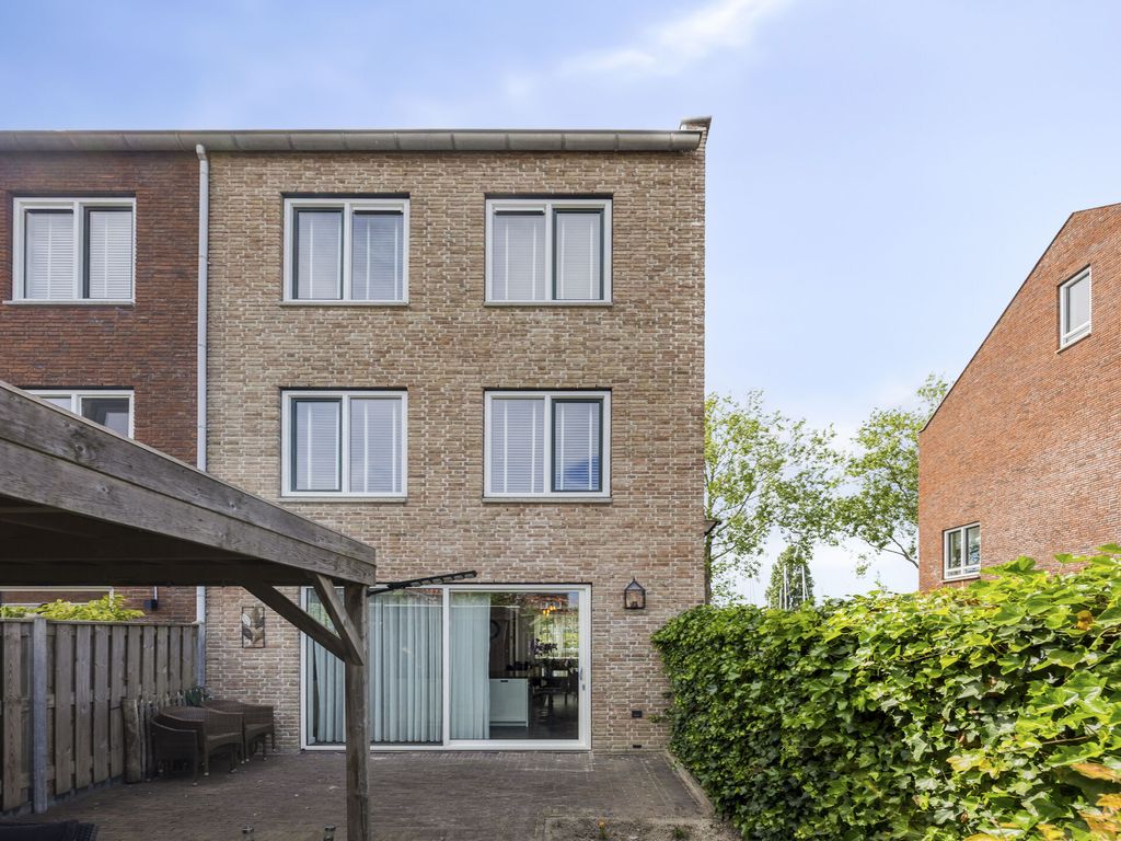Spoorbaan 27, HELLEVOETSLUIS