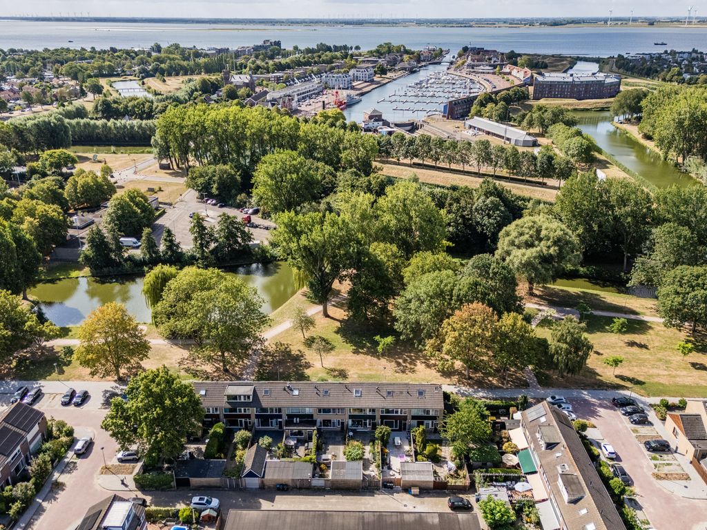 Dibbetzplantsoen 24, HELLEVOETSLUIS