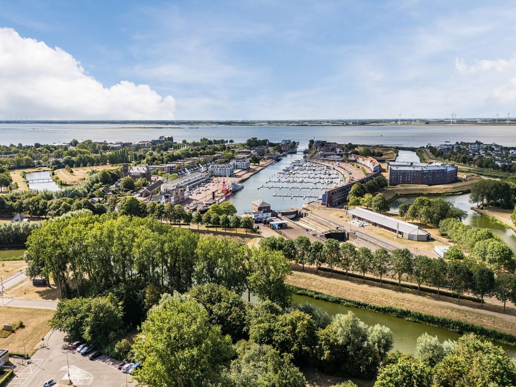 Dibbetzplantsoen 24, HELLEVOETSLUIS