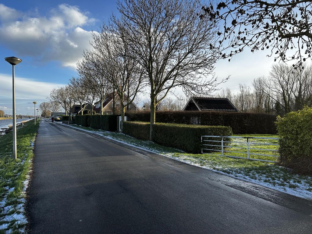 Kanaalweg Oostzijde , HELLEVOETSLUIS