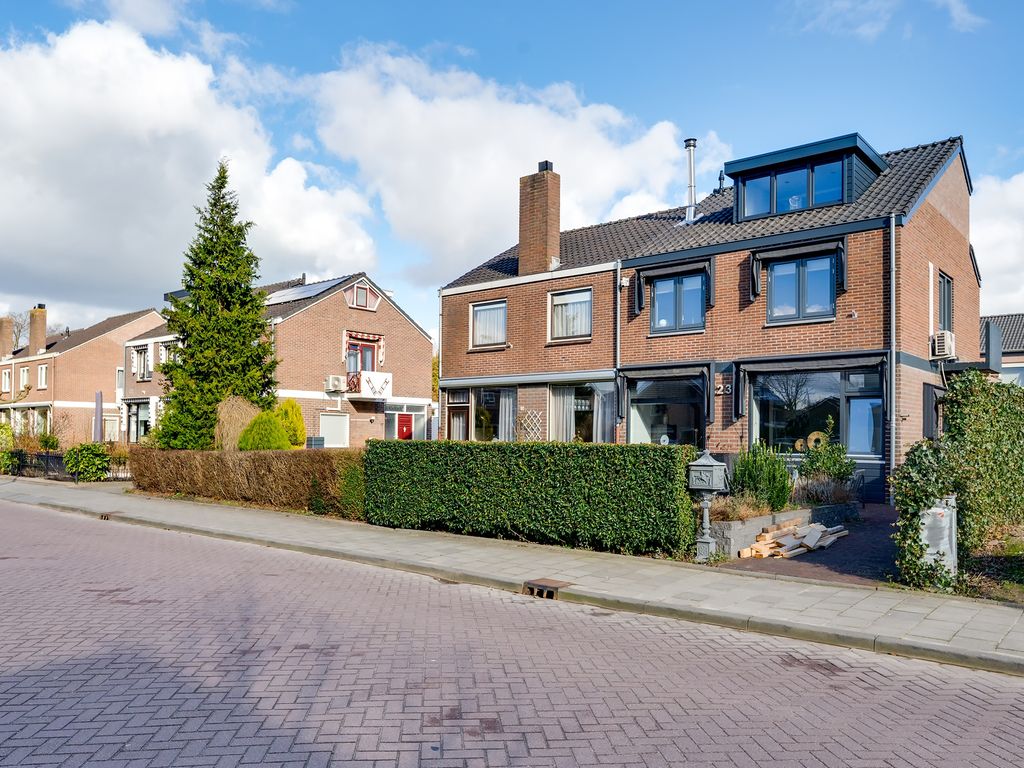 Maasstraat 21, Barendrecht