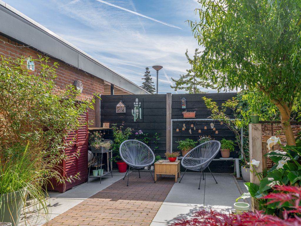 Zwaluw 56, Hoogvliet Rotterdam